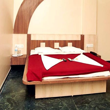 Hotel Three G Shirdi Bagian luar foto